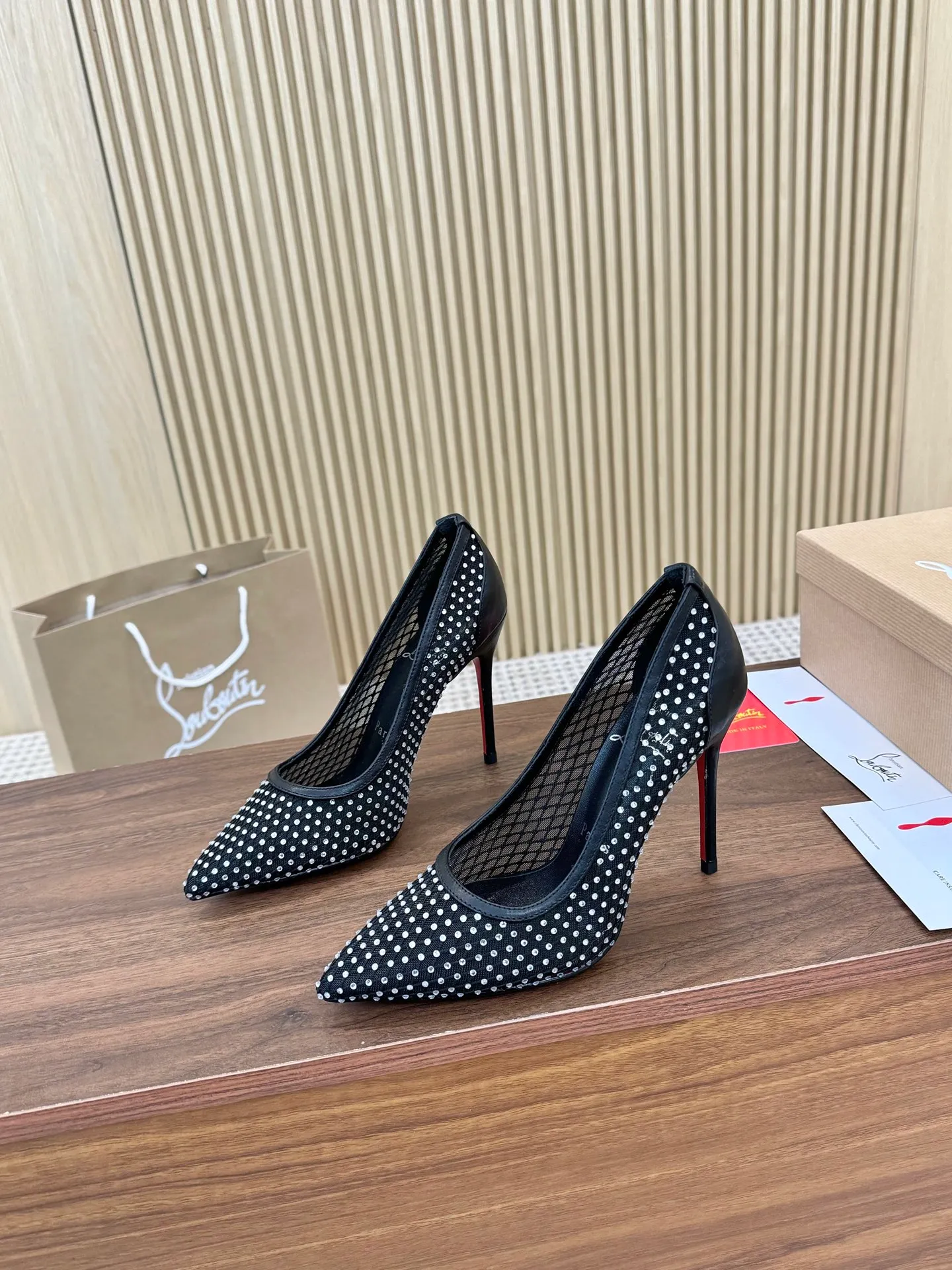 👟👟Ex-factory price 440👟👟 Genuine leather sole +40 Year-round shipment💝Christian Louboutin CL👠 Classic "💎Cow Patent Leather💎Series" noble and luxurious, real blingbling✨ Real materials, all customized by the pattern maker, and the materials are made of original customized materials, achieving the taste of the original 6 color options💍 Upper: imported 👉cow patent leather💪 lining: sheepskin foot pad/lining code number: 34-40.41.42 heel height: two options: 10.5cm and 8.5cm